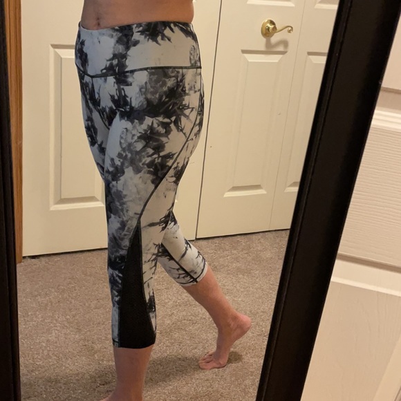 4/$24🦩 Reebok Cropped Leggings Size Small Black White Tie Dye - Picture 2 of 10
